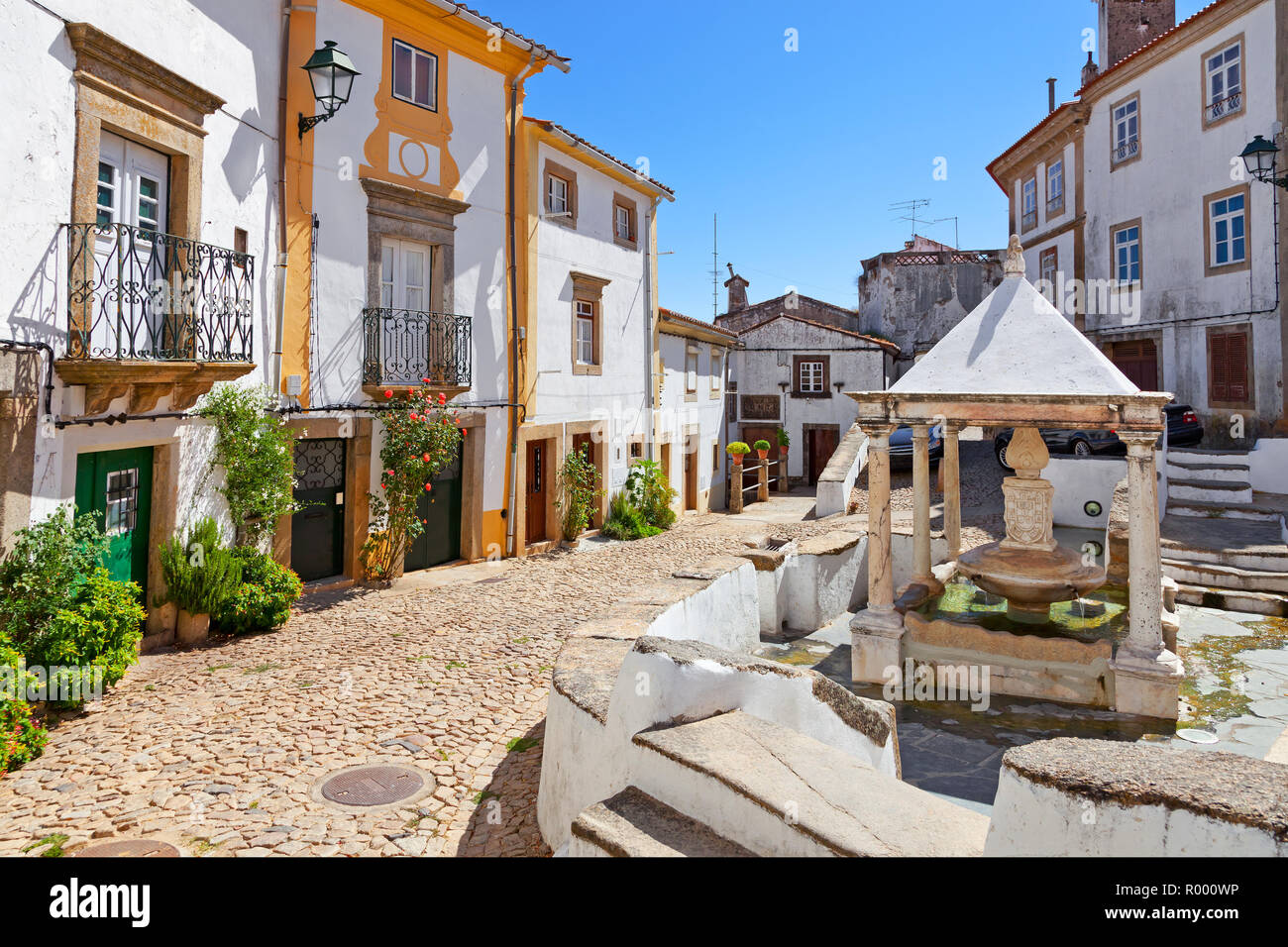 Fonte da Vila aka villaggio o città Fontana nel quartiere ebraico o ghetto costruito durante l'Inquisizione. Castelo de Vide, Portalegre, Portogallo. Xvi c Foto Stock