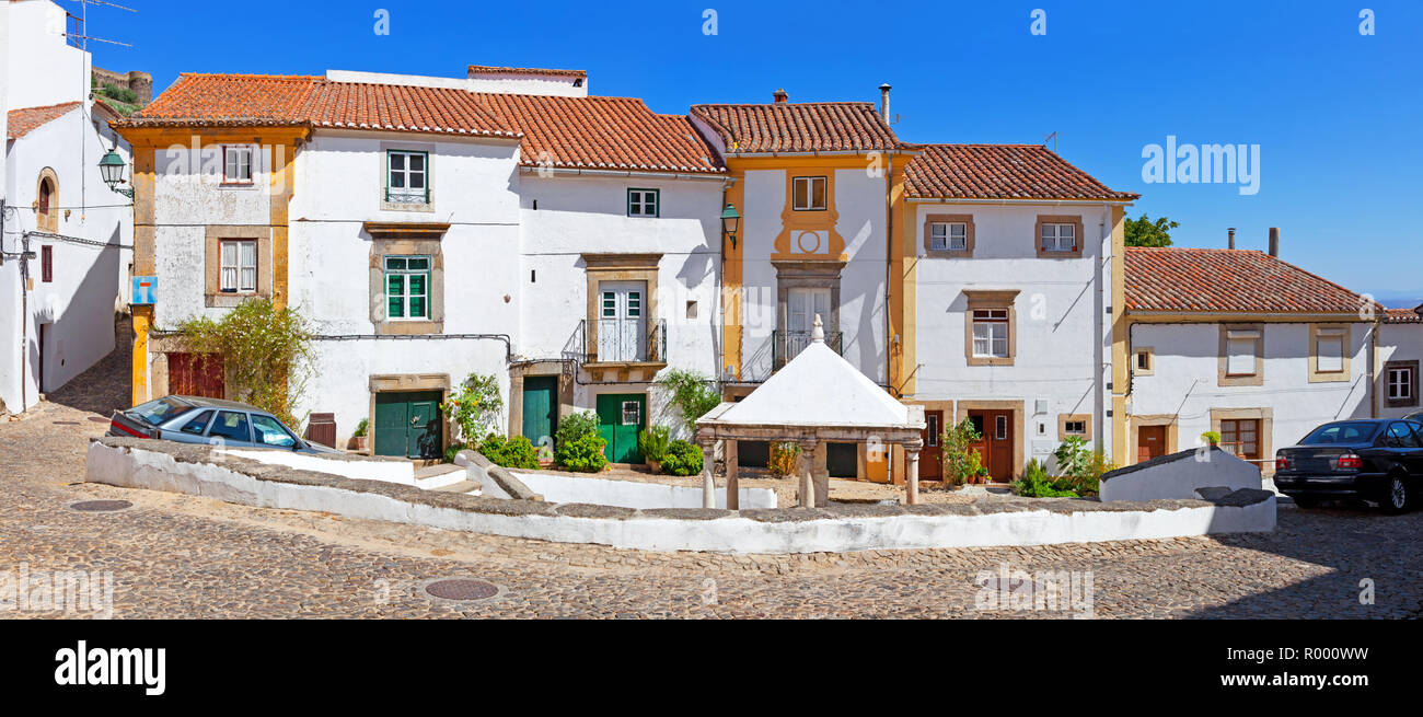 Quartiere ebraico o Ghetto quadrato con fonte da Vila aka villaggio o città la fontana costruita durante l'Inquisizione. Castelo de Vide, Portalegre, Portogallo Foto Stock