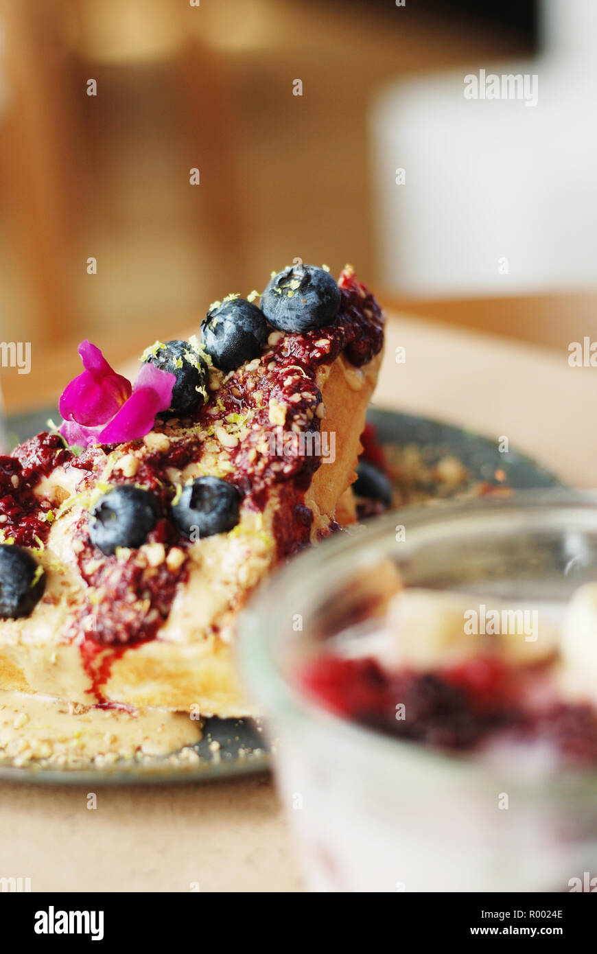 Waffle con frutti in un cafe closeup Foto Stock