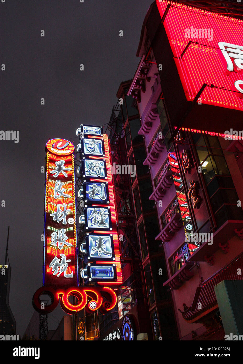 Insegne pubblicitarie al di sopra del livello dello scudo di notte, Nanjing Road, Shanghai, Cina Foto Stock