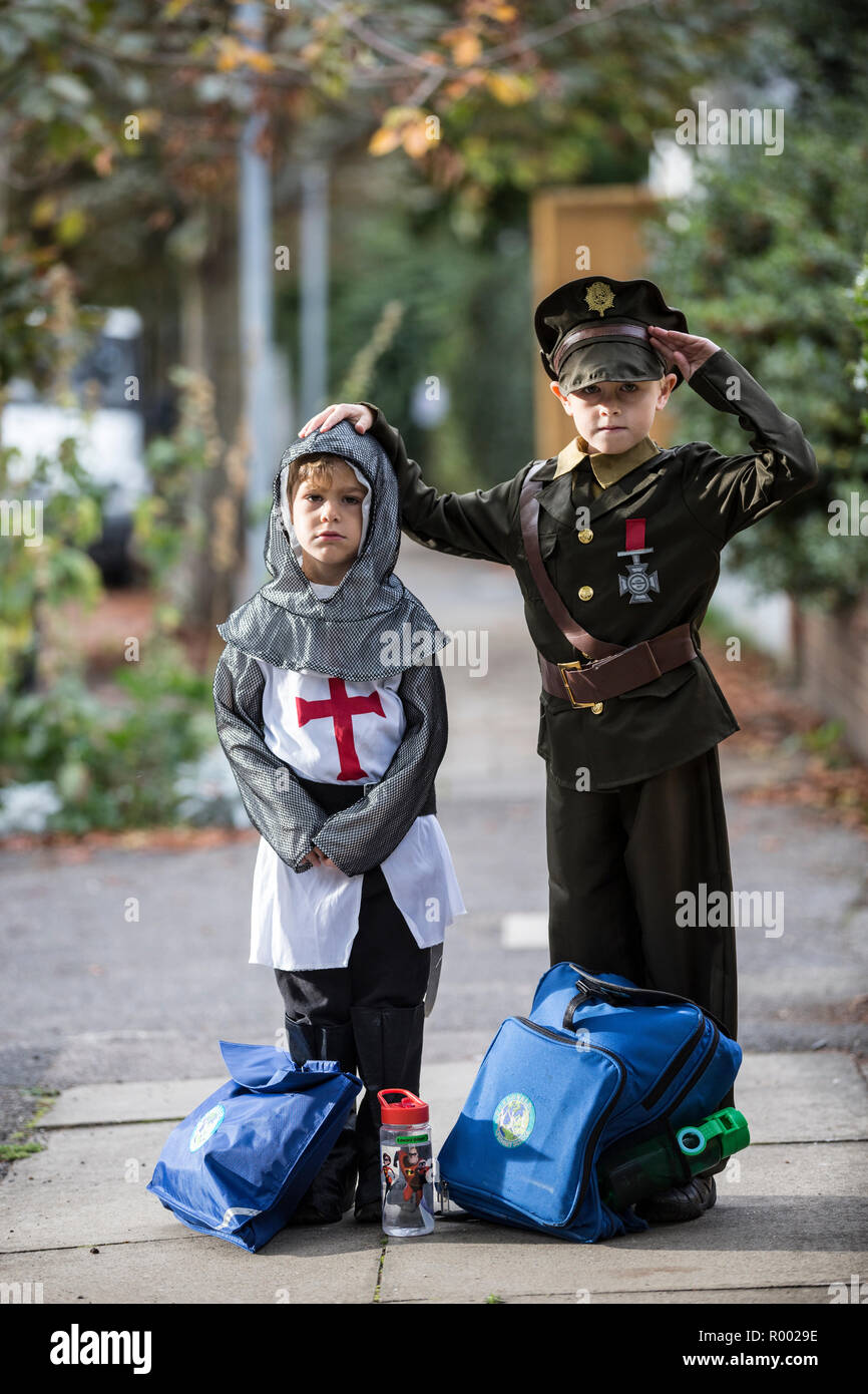 Due ragazzi della scuola primaria vestiti con costumi a tema per il National School Book Day, Londra sud-ovest, Inghilterra, Regno Unito Foto Stock