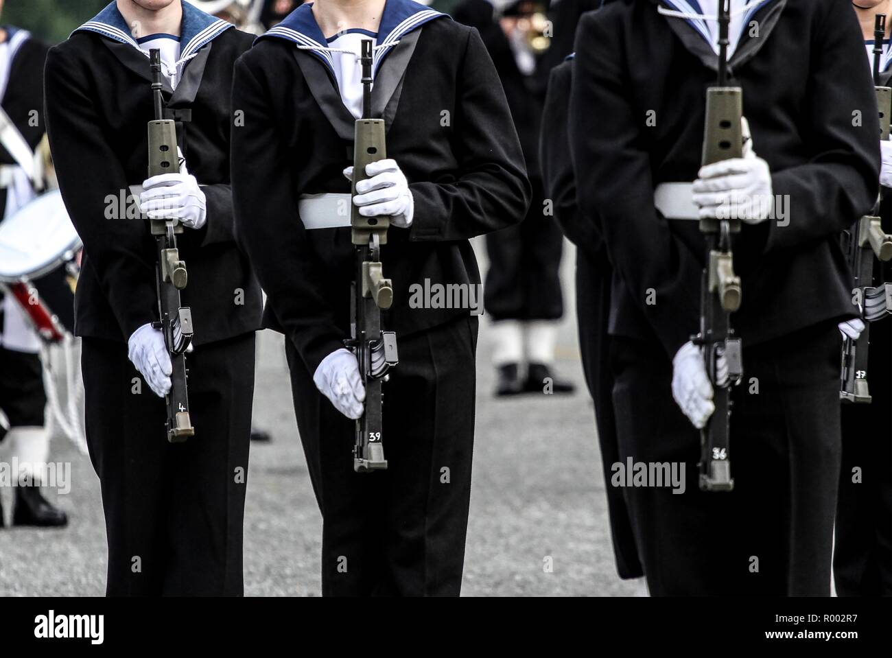 Royal Navy Protezione display con i fucili in parata con il principe Andréj Foto Stock
