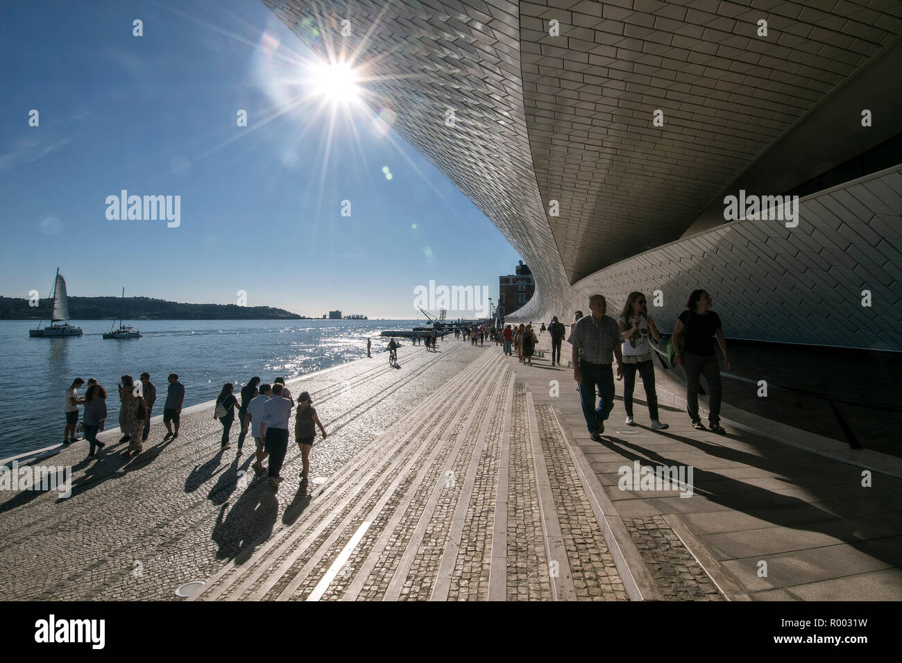 Museo Maat, Museu de Arte, Arquitetura e tecnologia, dall'architetto britannico Amanda Levete sul Rio Tejo (Fiume Tago) in Belem, Lisbona, Portogallo Foto Stock