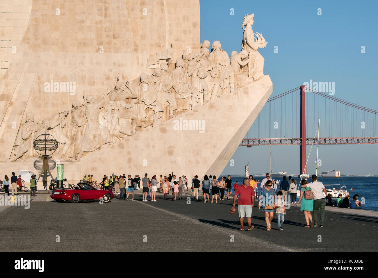 Il Monumento delle Scoperte, Padrao dos Descobrimentos, sulle rive del fiume Tago (Rio Tejo) nel quartiere Belem, Lisbona, Portogallo. Foto Stock