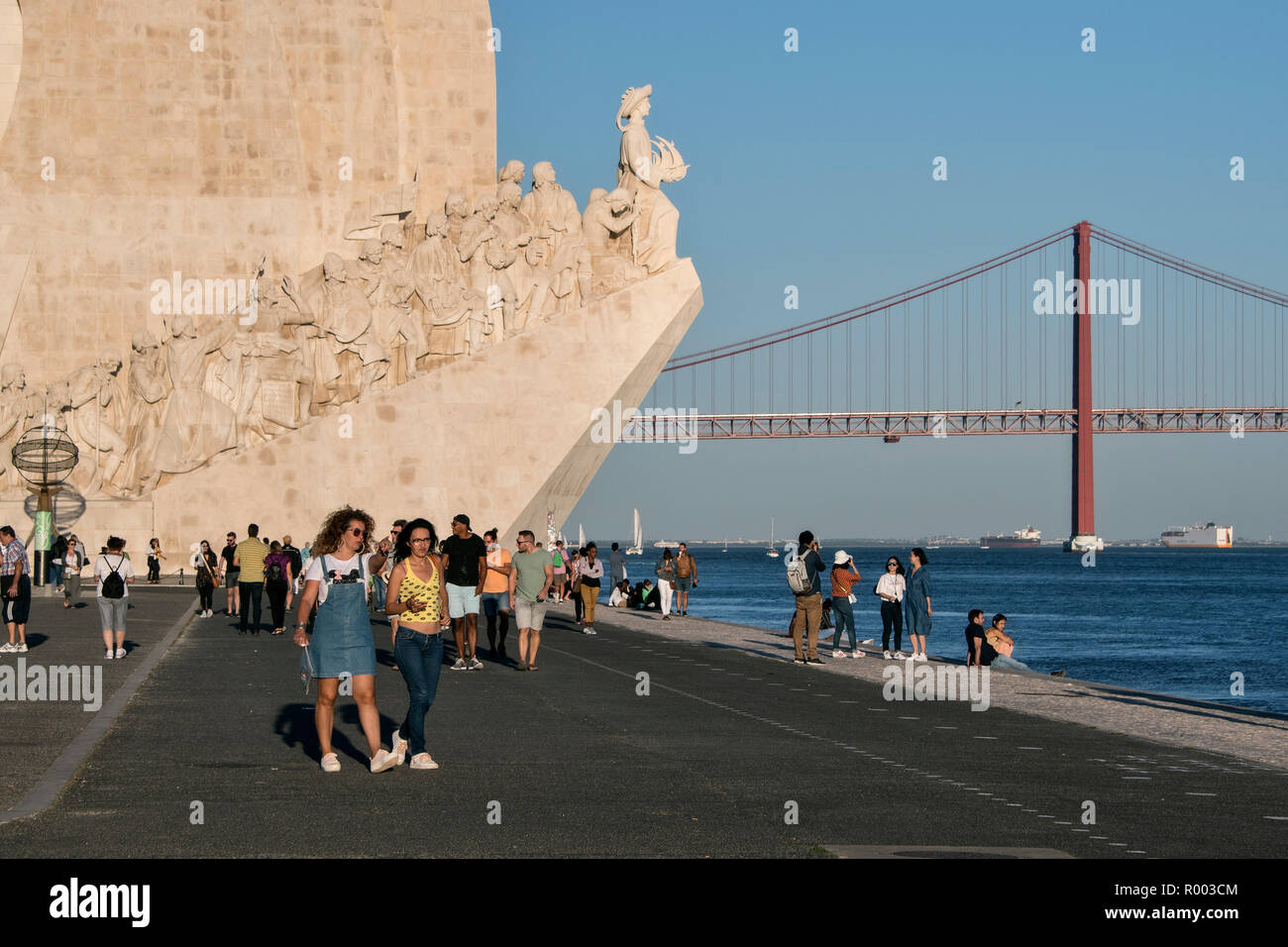 Il Monumento delle Scoperte, Padrao dos Descobrimentos, sulle rive del fiume Tago (Rio Tejo) nel quartiere Belem, Lisbona, Portogallo. Foto Stock