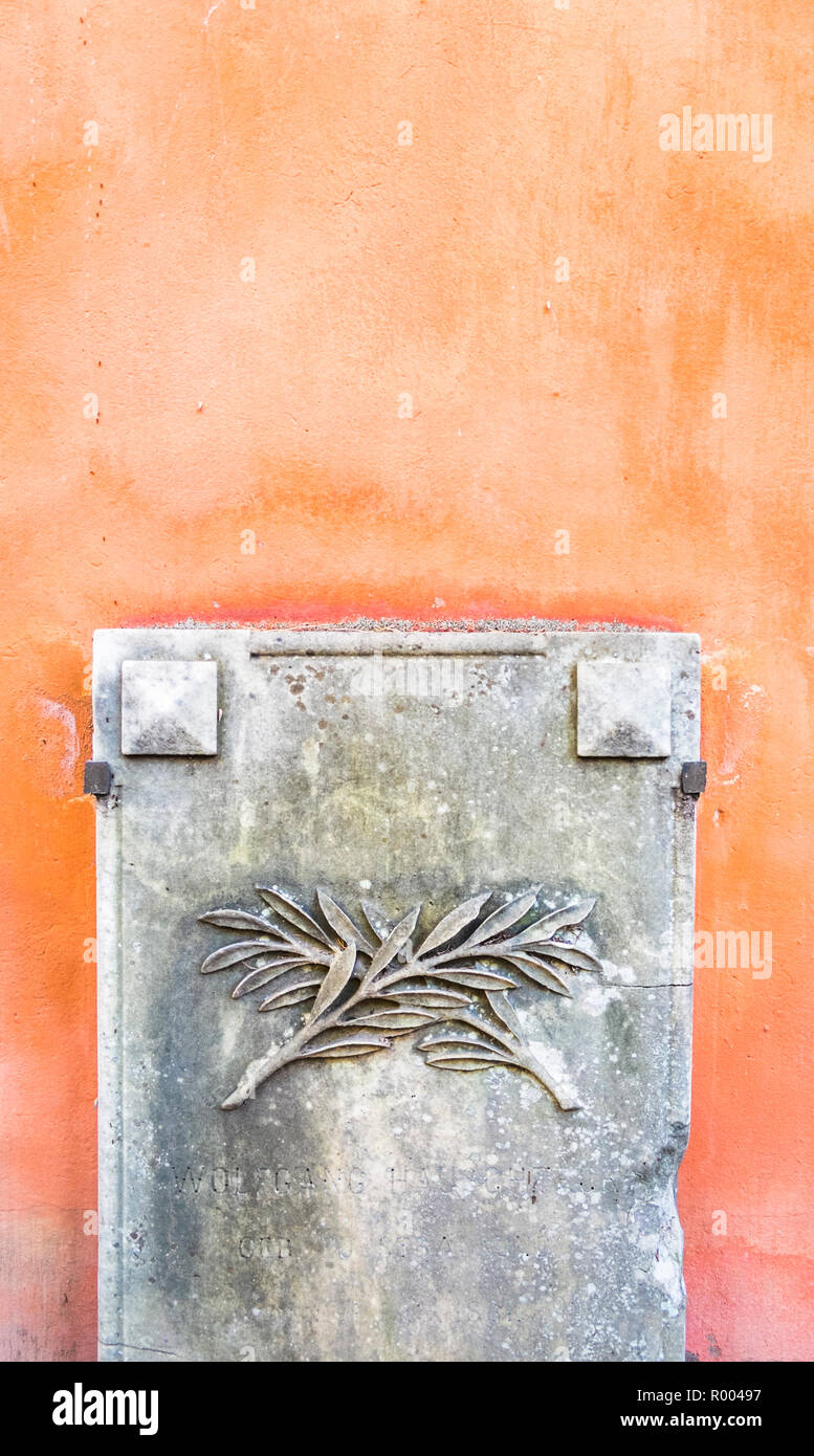 Rhistoric pietra con ornamenti floreali contro color pastello sfondo, Roma, lazio, Italy Foto Stock