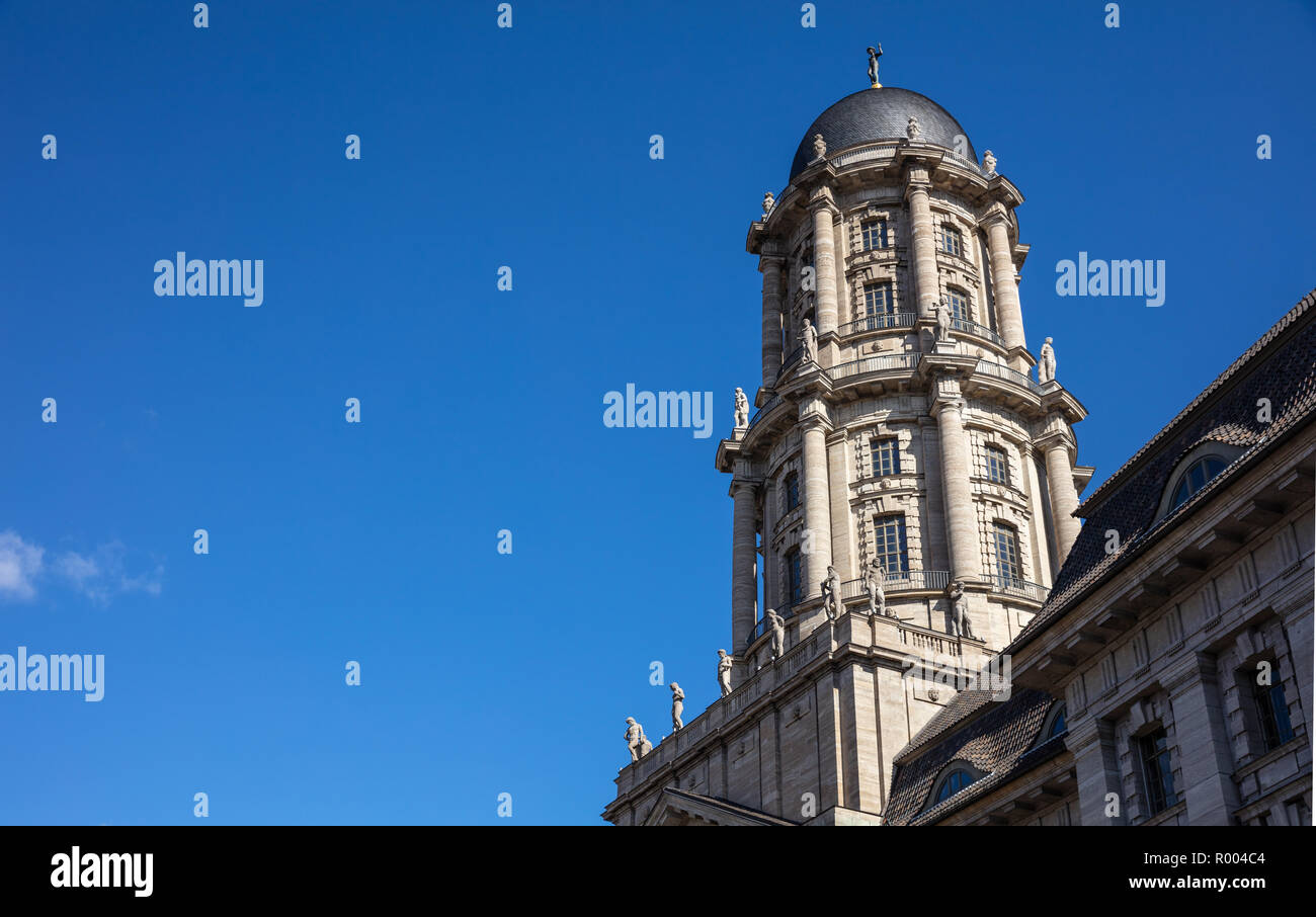 Altes Stadthaus, il vecchio Municipio, il Palazzo del Senato di Berlino in Germania, contro un cielo blu e a basso angolo di visione, sfondo. Foto Stock
