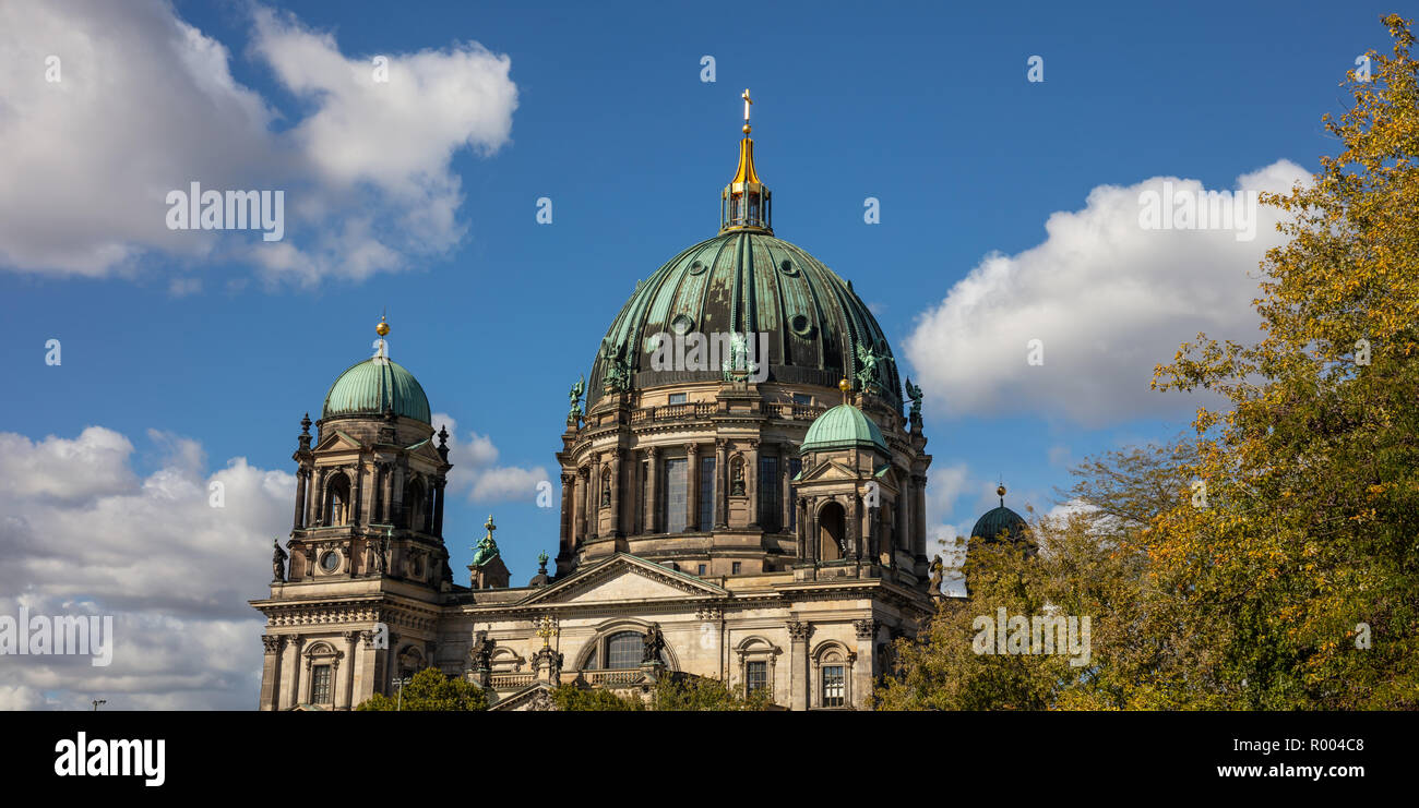 Cattedrale di Berlino, a cupola Berliner sull isola Museum di Berlino in Germania, contro il cielo blu, sfondo. Foto Stock