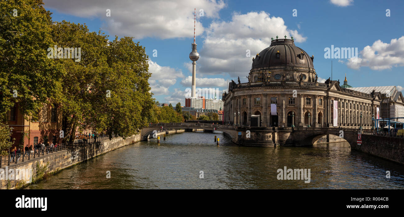 Bode Museum sull'Isola dei Musei e Alexanderplatz con la torre della tv nel fiume Sprea a Berlino, Germania. Foto Stock