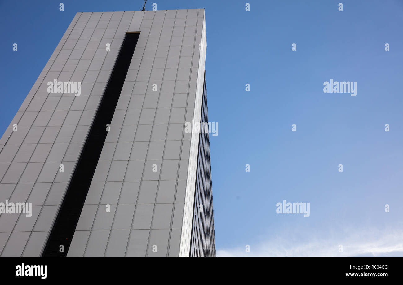 Angolo basso grattacielo multi-storia edificio per uffici a Berlino, Germania, contro il cielo blu, sfondo spazio copia. Foto Stock