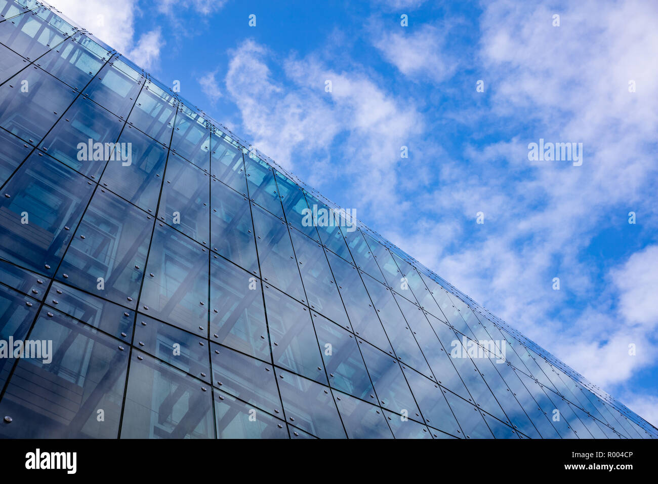In vetro e acciaio grattacielo multi-storia edificio per uffici a Berlino, Germania, angolo basso, contro il cielo blu sullo sfondo. Foto Stock