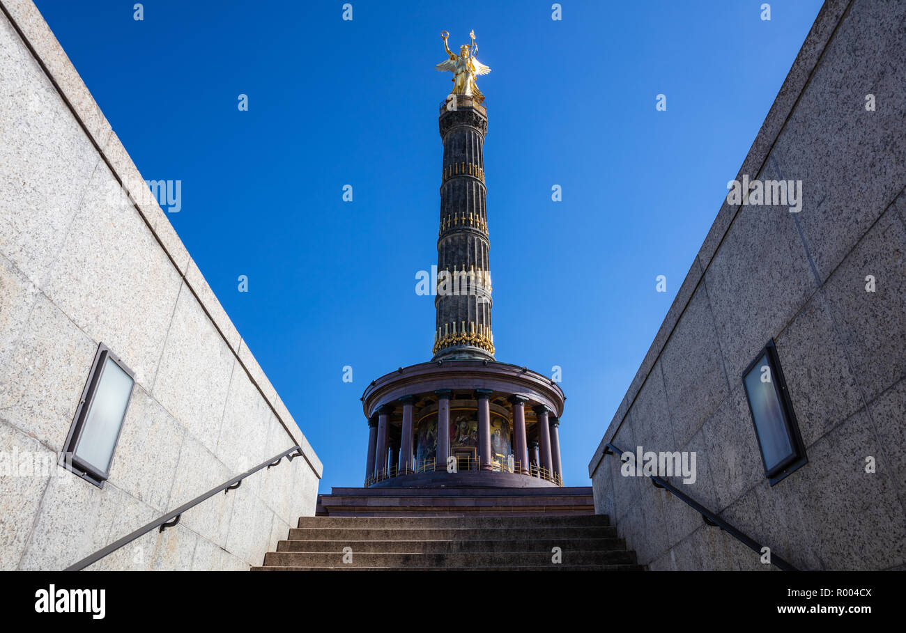 La colonna della vittoria di Berlino in Germania contro il cielo blu, sfondo, basso angolo. Foto Stock