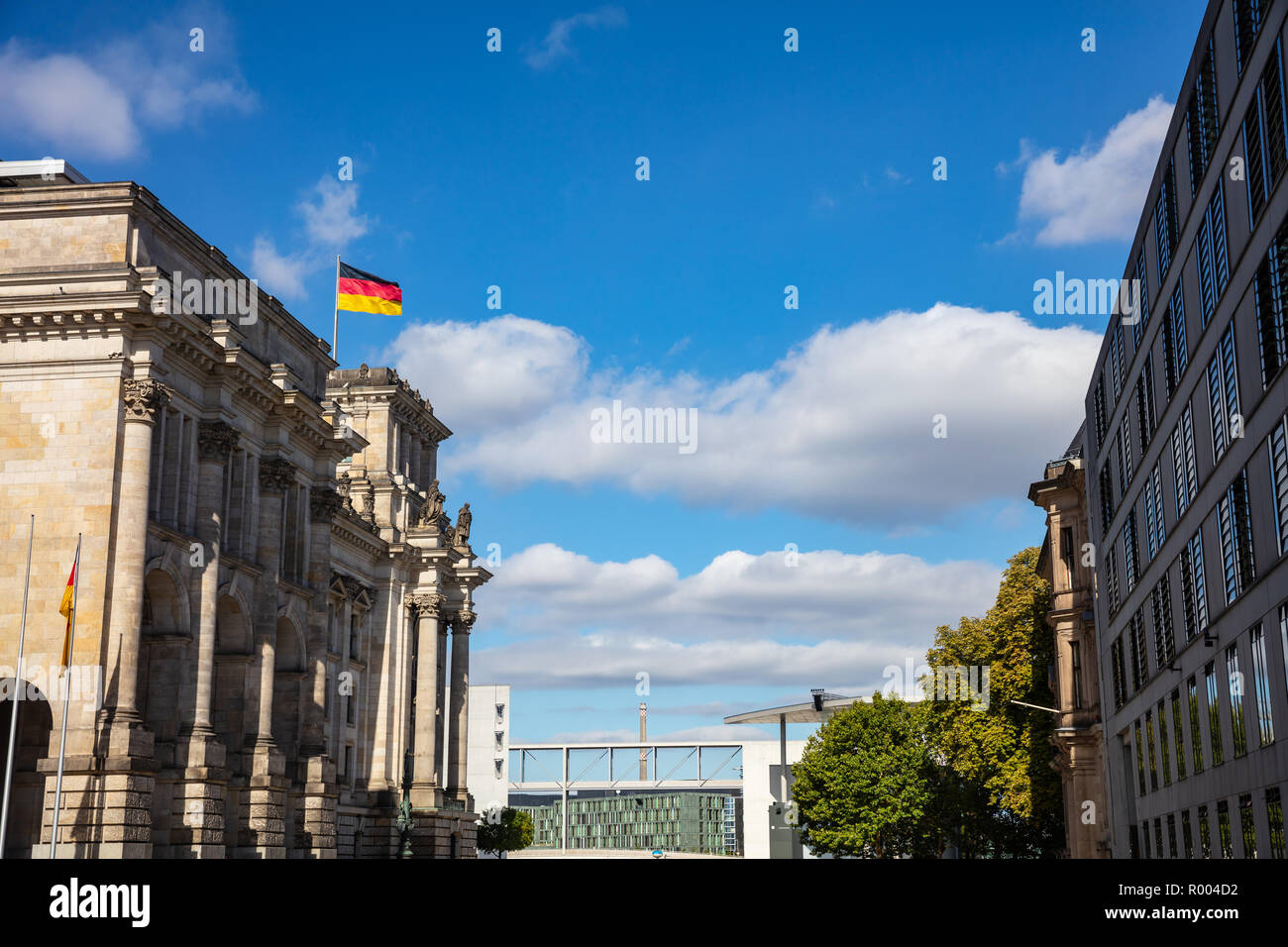 Edificio del Reichstag del parlamento tedesco a Berlino, Germania contro il cielo blu, sfondo. Foto Stock