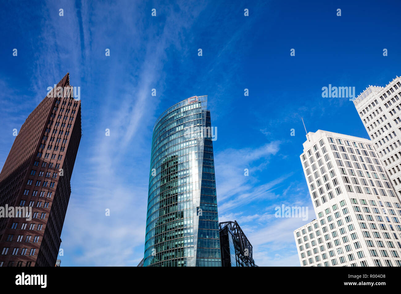 Grattacieli contro il cielo blu, a Berlino Germania, Postdammer Platz Foto Stock