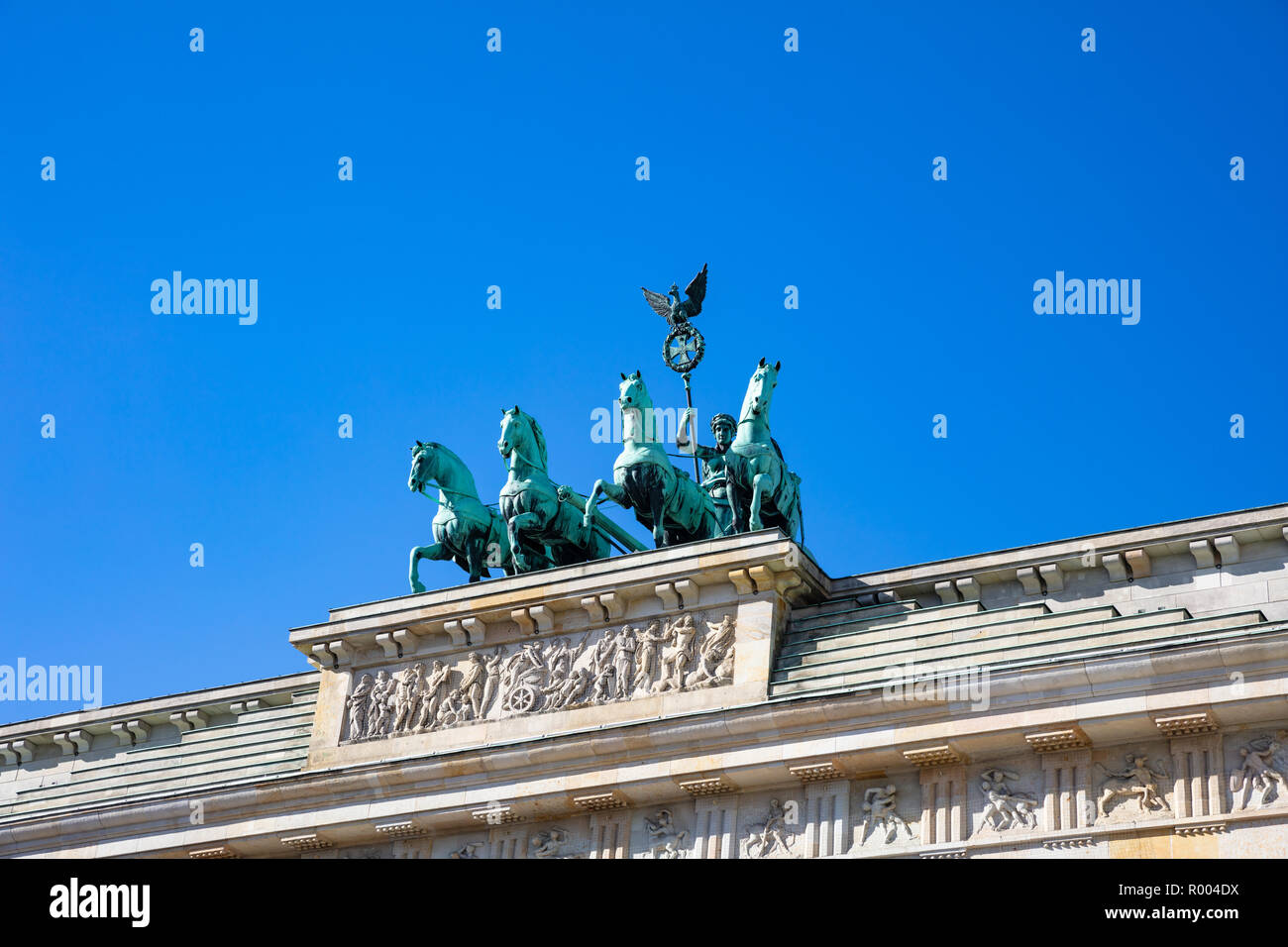 La porta di Brandeburgo a Berlino, Germania, a basso angolo di vista contro il cielo blu, sfondo. Foto Stock