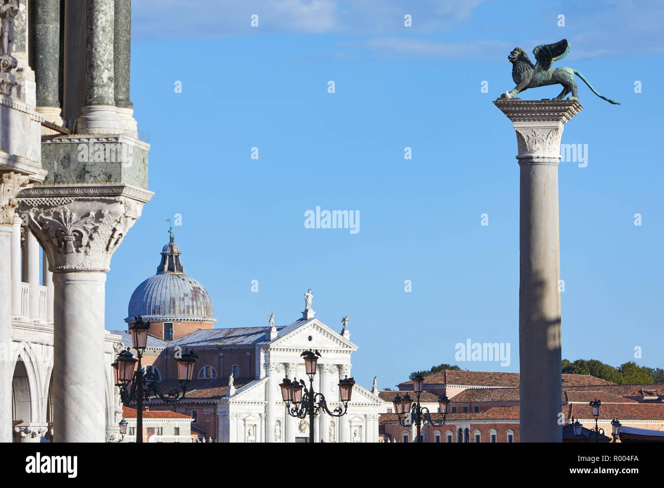 San Marco leone alato statua sulla colonna e San Giorgio Maggiore basilica, cielo blu in Italia Foto Stock