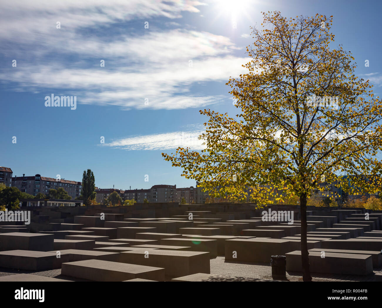 Il memoriale ebreo Museum di Berlino in Germania, contro un cielo blu in una giornata di sole, carta da parati. Foto Stock
