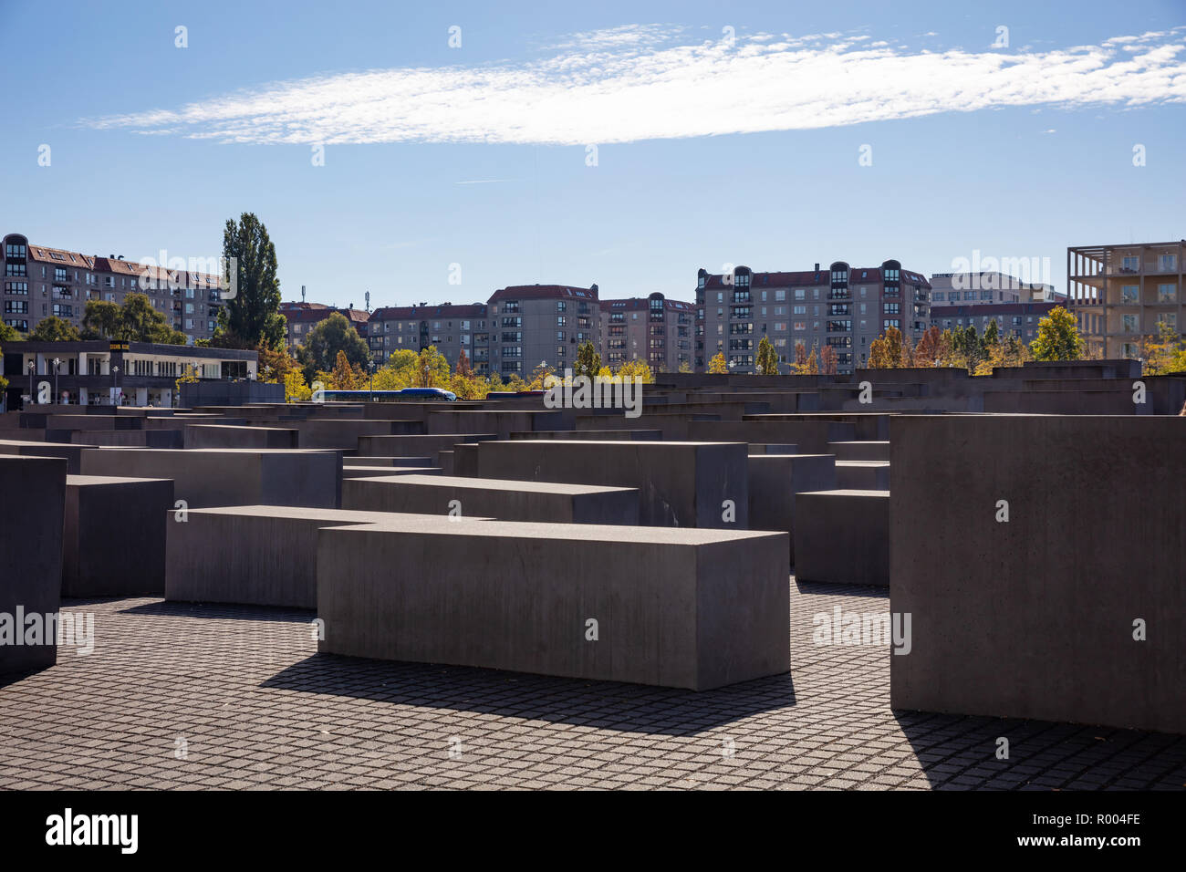 Il memoriale ebreo Museum di Berlino in Germania, contro un cielo blu in una giornata di sole, carta da parati. Foto Stock