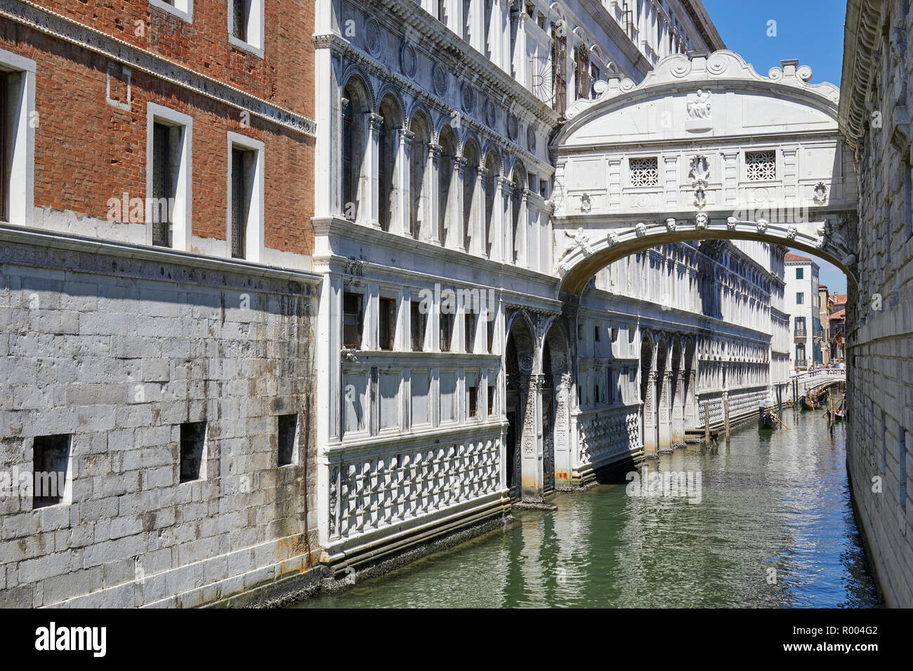 Ponte dei Sospiri, ampio angolo di visualizzazione in una giornata di sole e cielo blu a Venezia, Italia Foto Stock