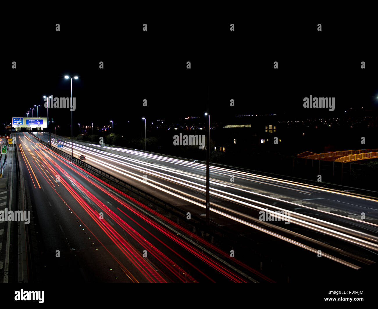 Un britannico dell'autostrada di notte con auto sentieri di luce Foto Stock