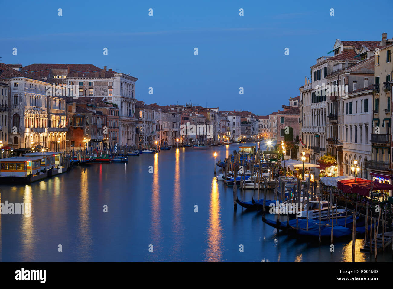 Canal Grande di Venezia illuminata di sera in Italia Foto Stock