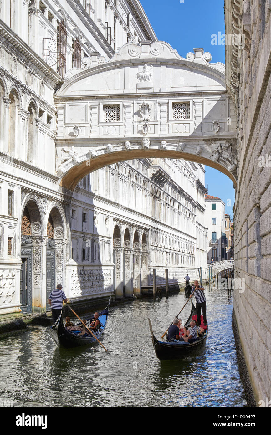 Venezia, Italia - 13 agosto 2017: Ponte dei Sospiri, le persone e i turisti in gondola barca passando sotto il ponte in una soleggiata giornata estiva a Venezia, Italia Foto Stock