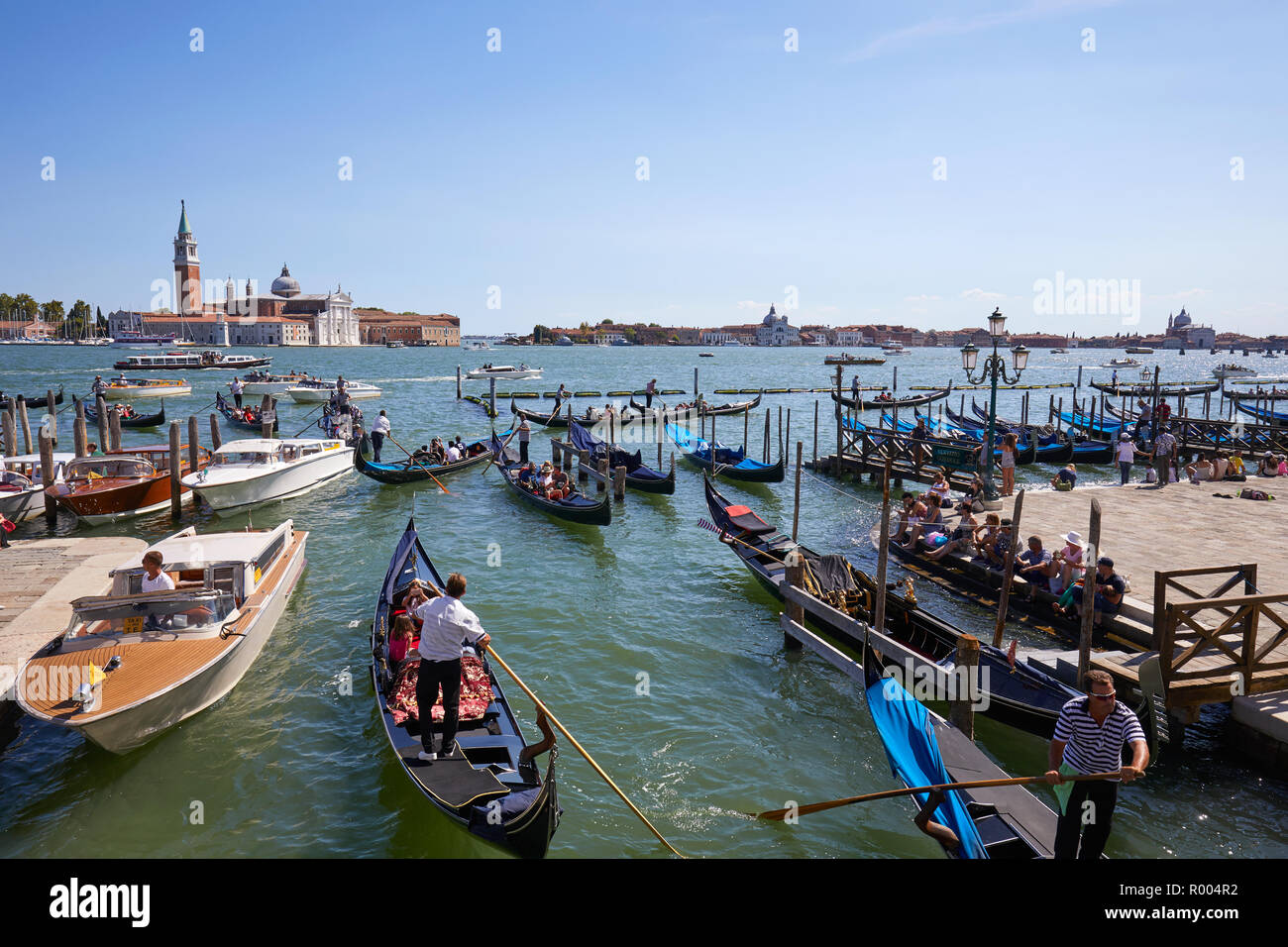 Venezia, Italia - 13 agosto 2017: Grand Canal con le persone e i turisti in gondola in una soleggiata giornata estiva a Venezia, Italia Foto Stock