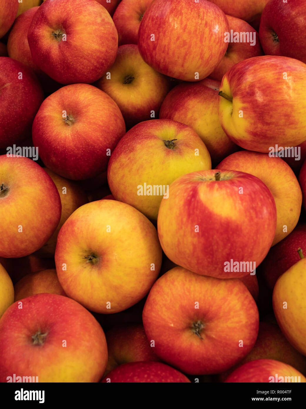 Le mele rosse impilati sul mercato o di stallo in un negozio di generi alimentari in stallo Foto Stock