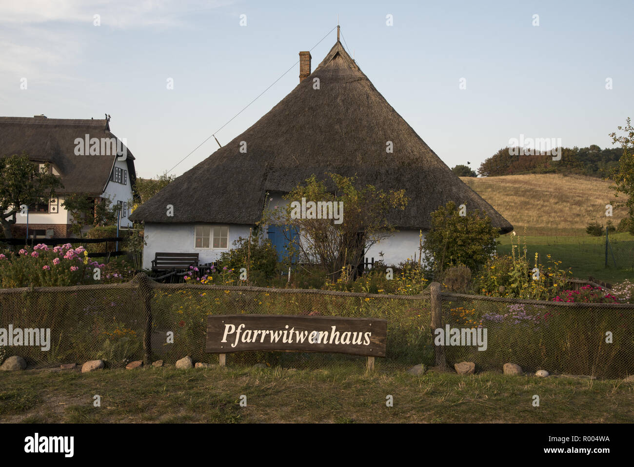 La sterpaglia-roof casa 'Pfarrwitwenhaus' in Groß Zicker nella parte sudorientale di Ruegen isola nel mar Baltico nel nord-est della Germania. Das Pfarrwitwenh Foto Stock