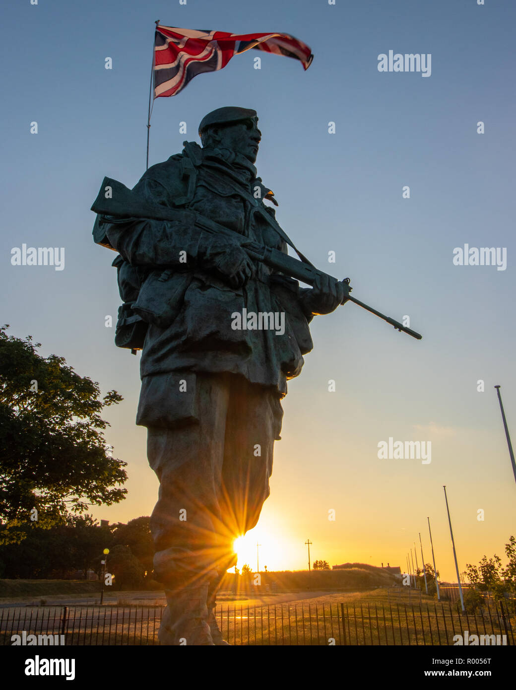 Royal Marine statua anche noto al yomper un omaggio al Royal Marines che ha combattuto nella guerra delle Falkland, situato presso il Royal Marines Museum Foto Stock