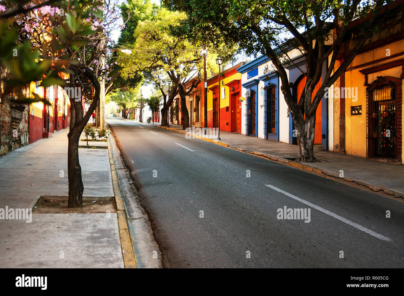 Le strade di mattina in uno dei cinque più importanti di Spagna città coloniale del paese - Puebla de Zaragoza, Messico. La sua storia e la sua architettura Foto Stock