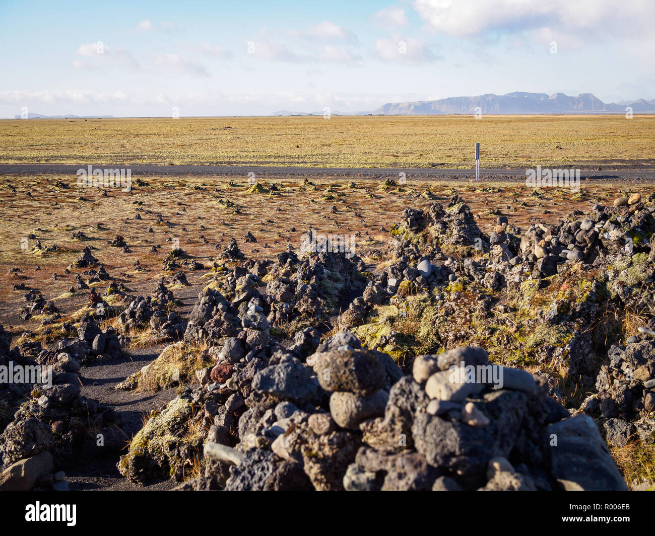 Laufskalavarda -- una cresta di lava, circondato da stone cairns nel sud dell'Islanda Foto Stock