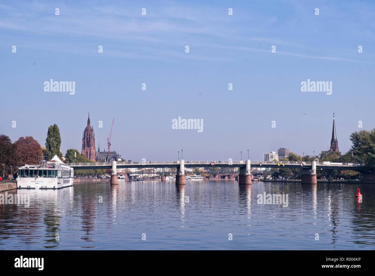 Fiume Main attraverso Francoforte GERMANIA Foto Stock