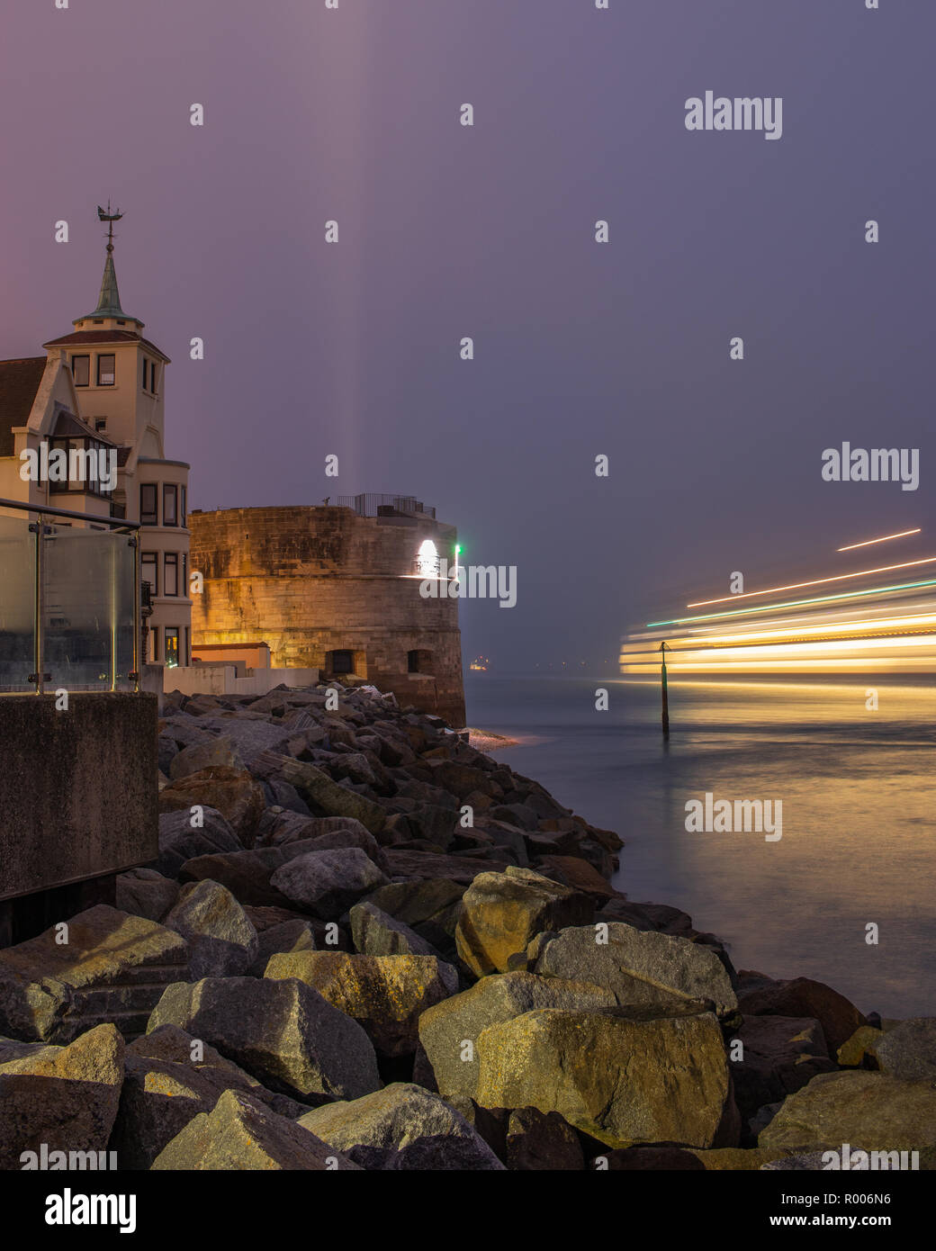 La torre circolare, Old Portsmouth nella nebbia con passaggio traghetto sentieri di luce, Old Portsmouth Foto Stock