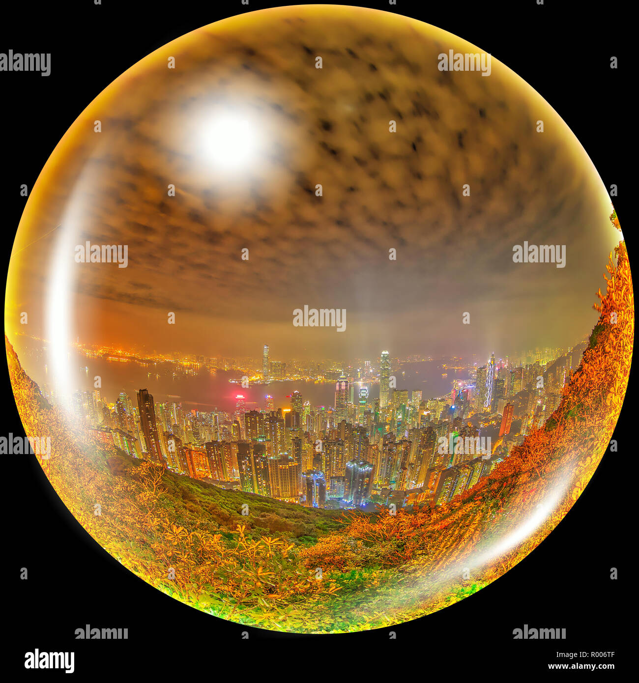 Hong Kong panorama sferica di notte in Cina. Fisheye vista notturna del porto Victoria skyline da Victoria Peak. Il picco è la montagna più alta dell'Isola di Hong Kong. Foto Stock
