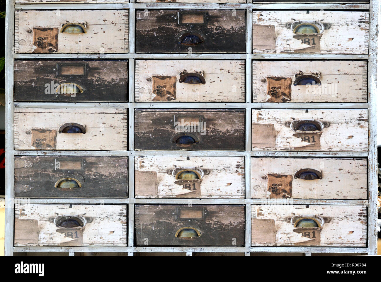 In vecchio stile scheda Libreria storage di archiviazione armadio in legno con cassetti e scheda indice degli inserti in metallo antichi pullsat un mercato di antiquariato in Francia Foto Stock