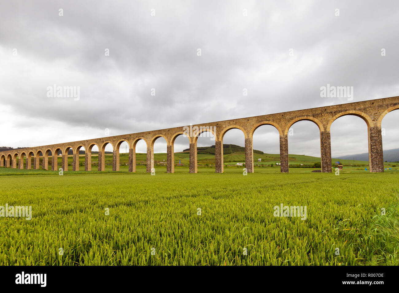 Acueducto de Noain nei pressi della città di Pamplona, Navarra, Spagna Foto Stock