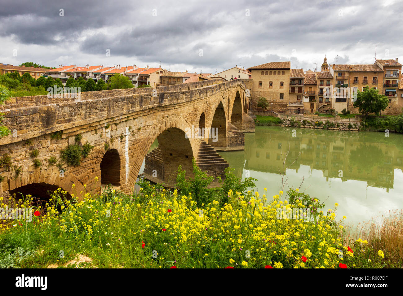 Puente la Reina (Ponte della Regina) ponte sopra il fiume Arga. Navarra, Spagna Foto Stock