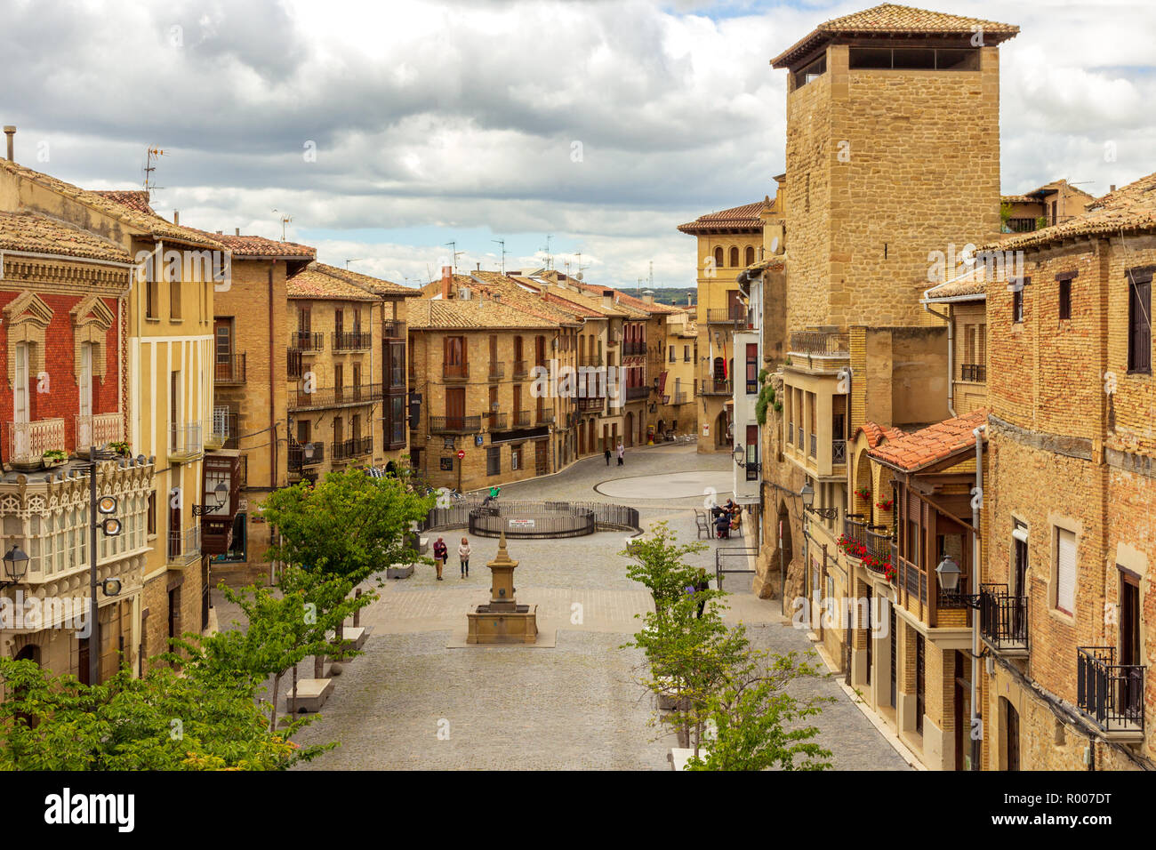 Strada principale spagnolo nel borgo medievale di Olite, Navarra, Spagna Foto Stock