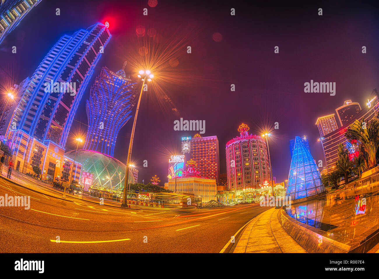 Macao, Cina - 8 Dicembre 2016: Cityscape Macao durante la notte con il famoso casinò: Wynn Macau, MGM Macau e Casino Lisboa. Macao street illuminata di notte. Foto Stock