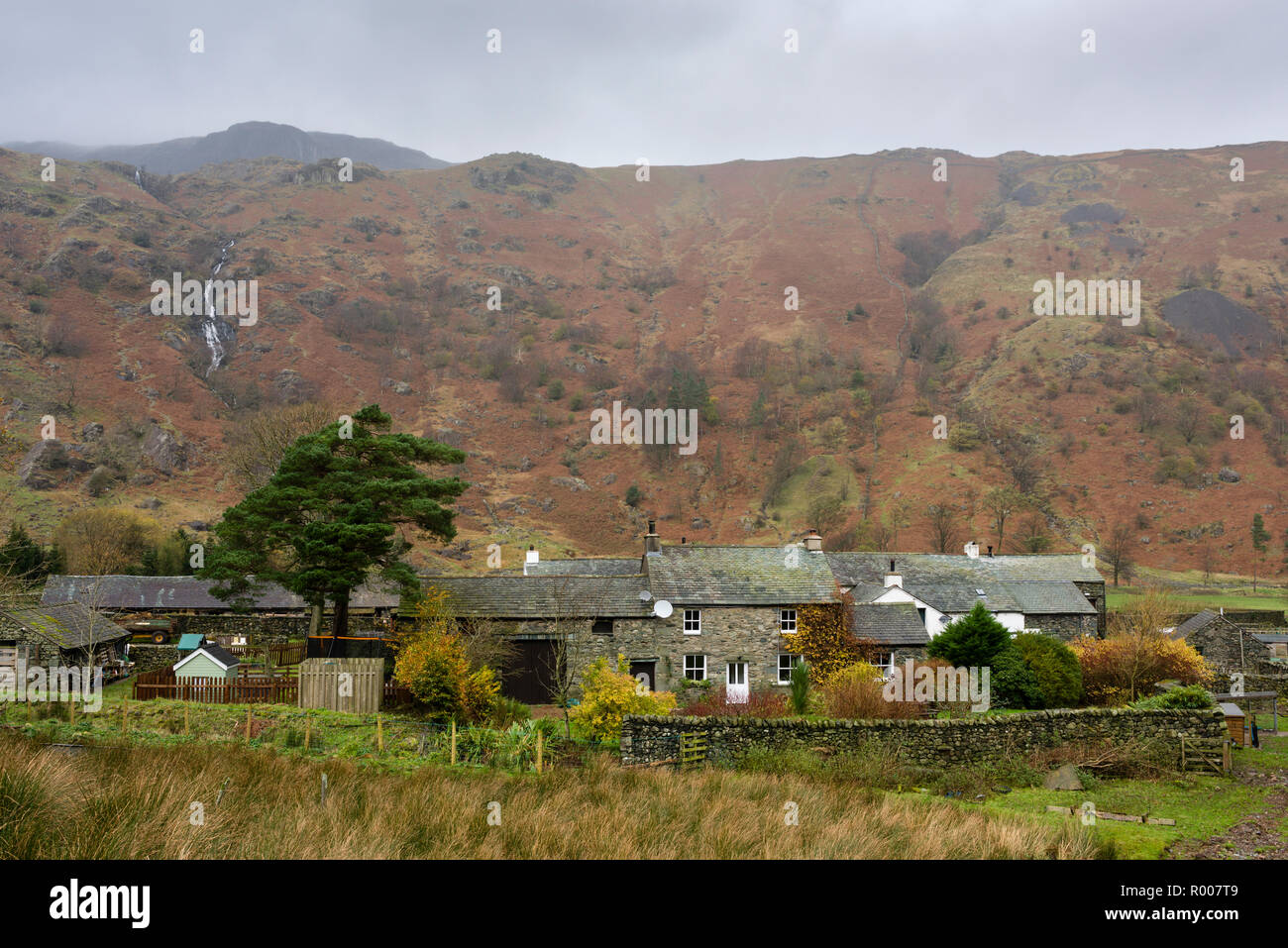 Seathwaite Farm in The Borrowdale valley nel Parco Nazionale del Distretto dei Laghi, Cumbria, Inghilterra. Foto Stock