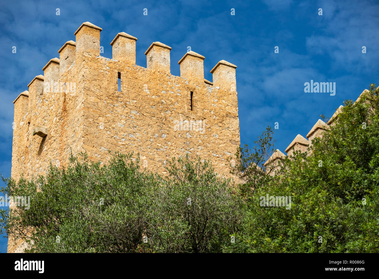 Fortificazione attorno la chiesa del pellegrinaggio di Sant Salvador o Santuari de Sant Salvador, Artà, Maiorca, isole Baleari, Spagna Foto Stock