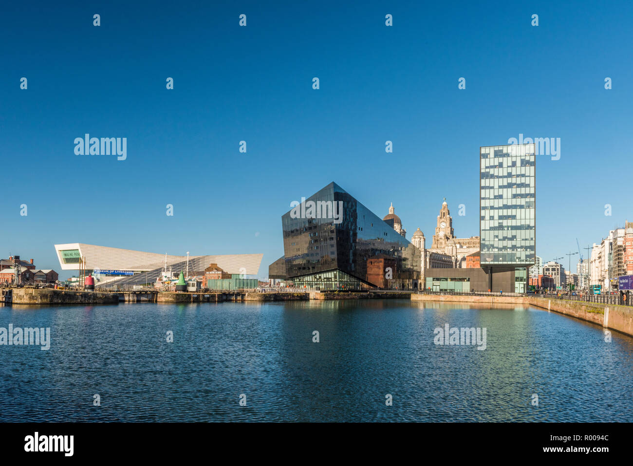 Riflessi nell'acqua del Royal Albert Dock, Pier Head, Liverpool, Merseyside England Foto Stock