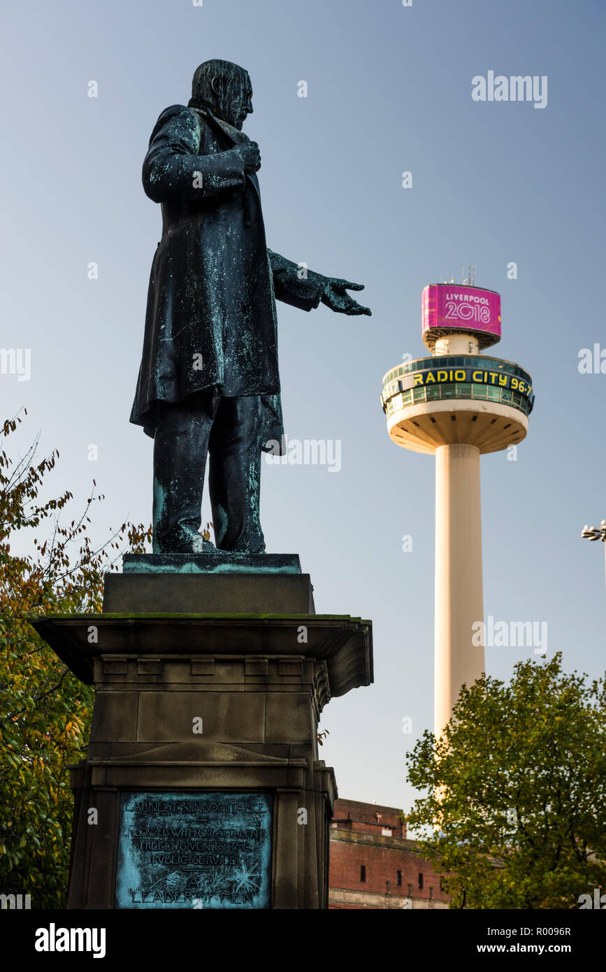 Statua di Sir Arthur Bower Forwood con Radio City Tower, Liverpool, Merseyside England Foto Stock