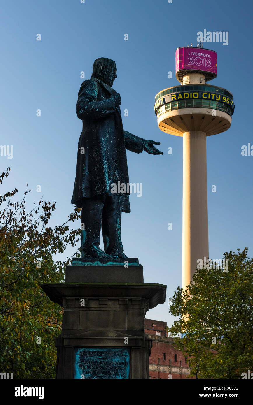 Statua di Sir Arthur Bower Forwood con Radio City Tower, Liverpool, Merseyside England Foto Stock