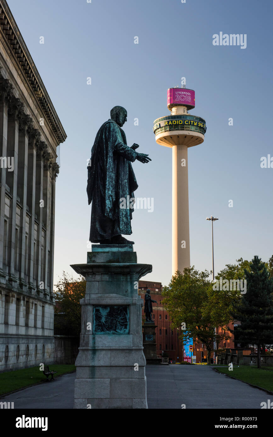 William Rathbone statua al di fuori di St George's Hall, con Radio City Tower al di là, Liverpool, Merseyside Foto Stock