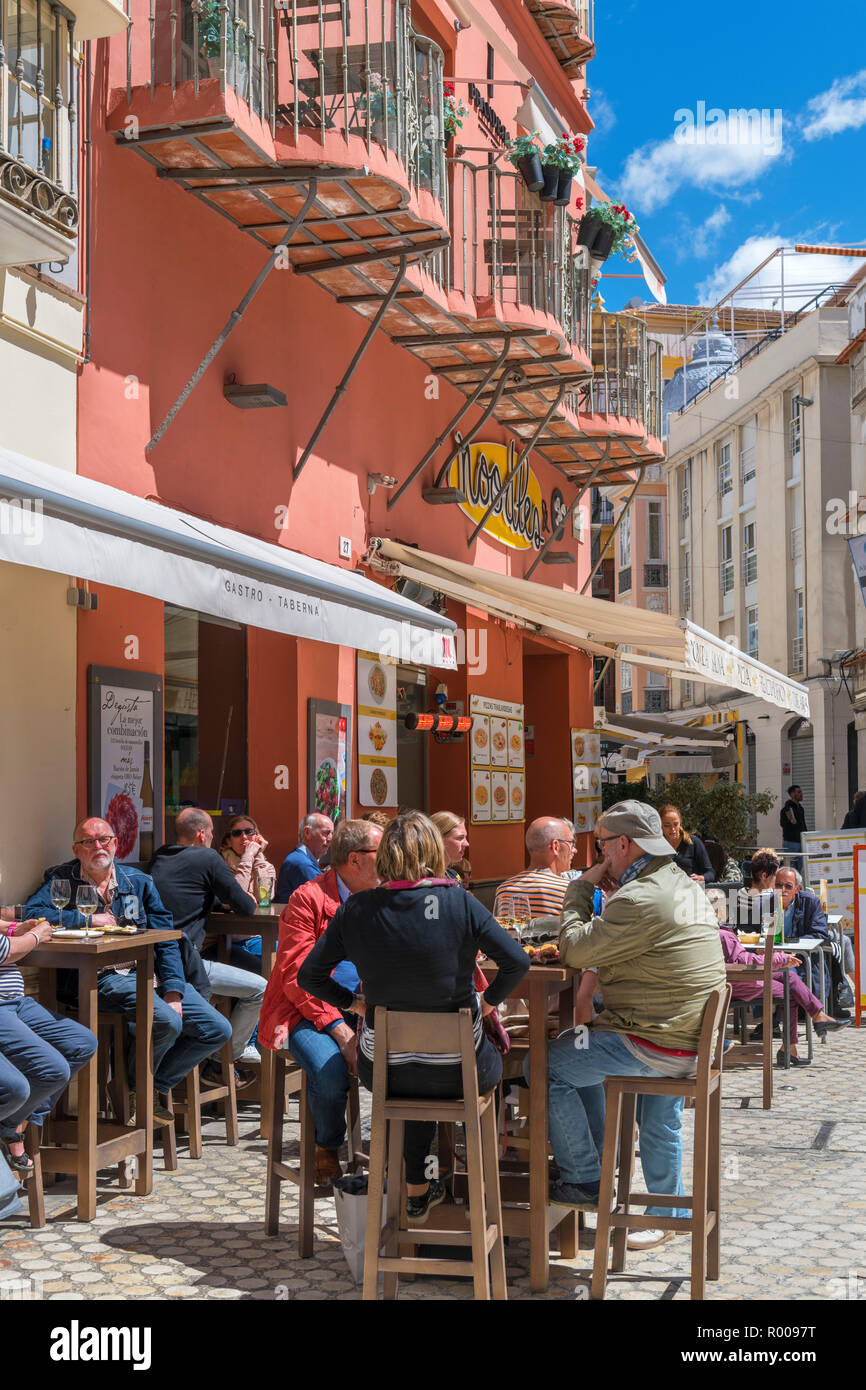 Il cafe bar nella città vecchia, Malaga, Costa del Sol, Andalusia, Spagna Foto Stock