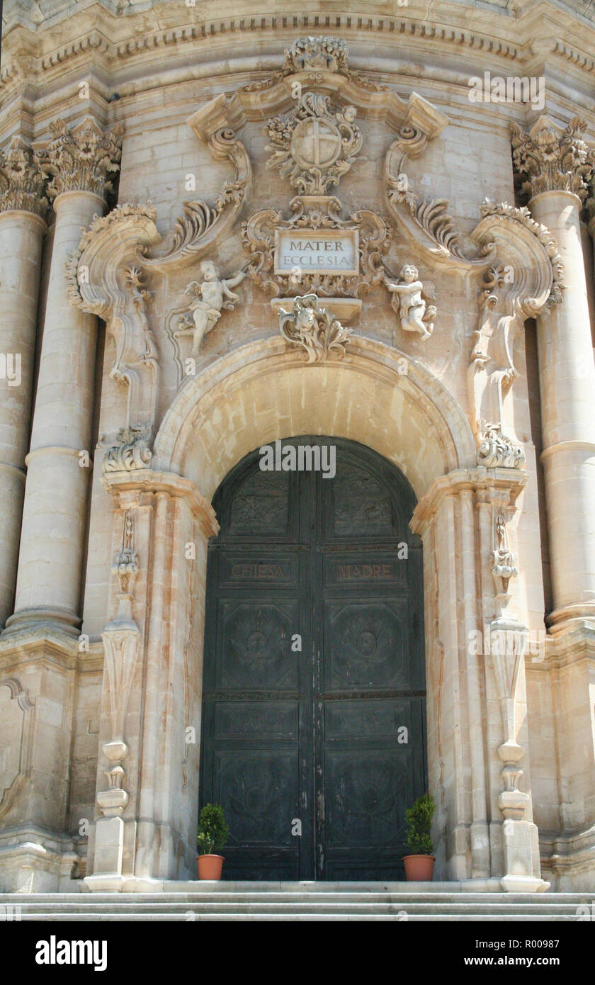 Porta della barocca di Saint George cattedrale a Modica Sicilia Foto Stock