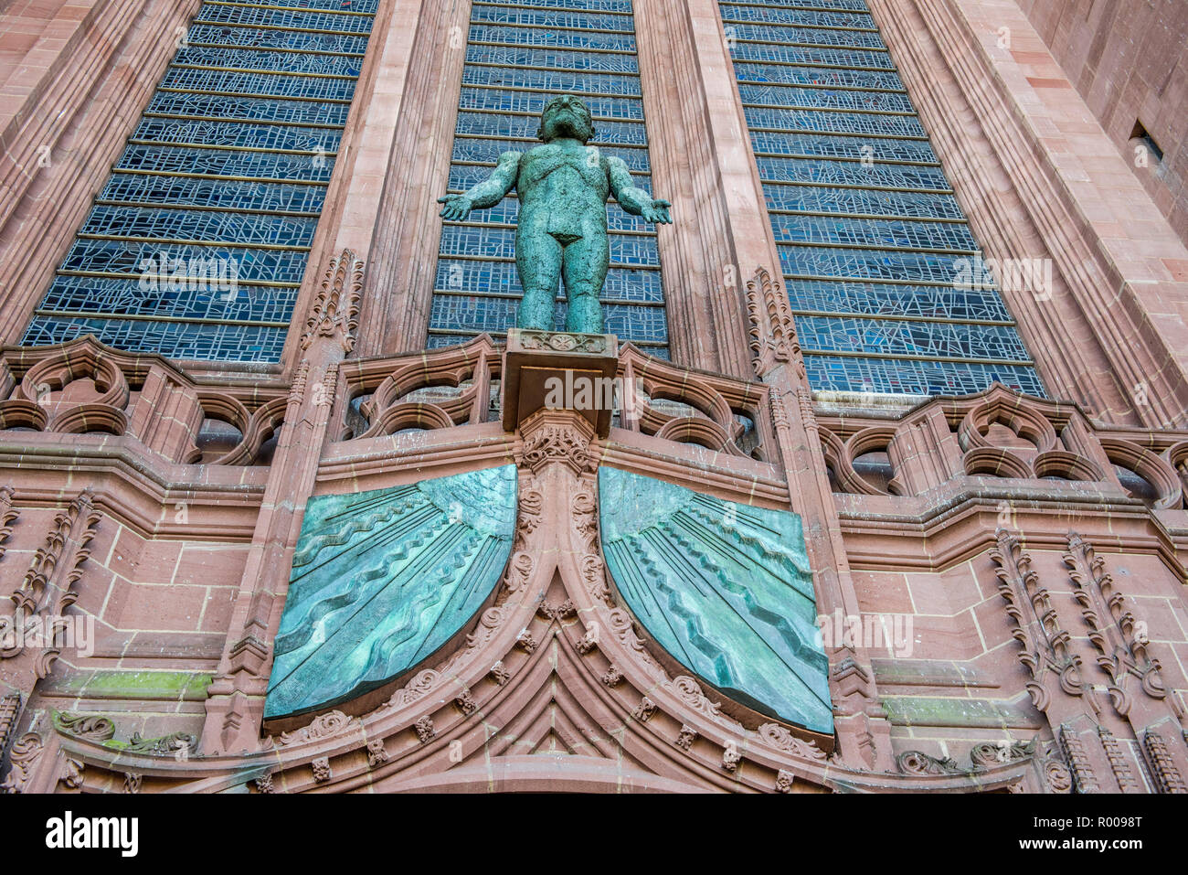 La statua del Cristo risorto sopra l'ingresso ovest per la cattedrale di Liverpool, Merseyside Foto Stock