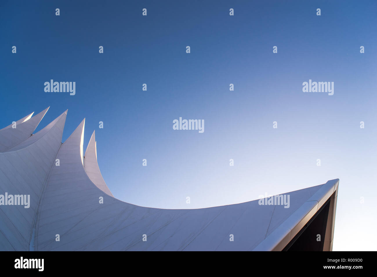 Foto astratte del famoso Tempodrom di Berlino con enfasi sui picchi. Foto Stock